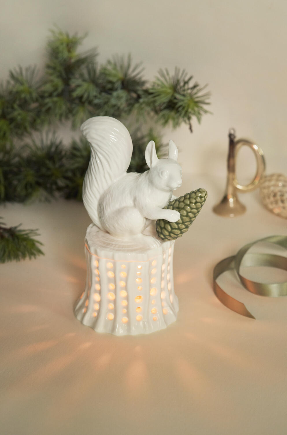 Winter Stories Squirrel on Tree Stumb fyrfadsstage - hvid/grøn